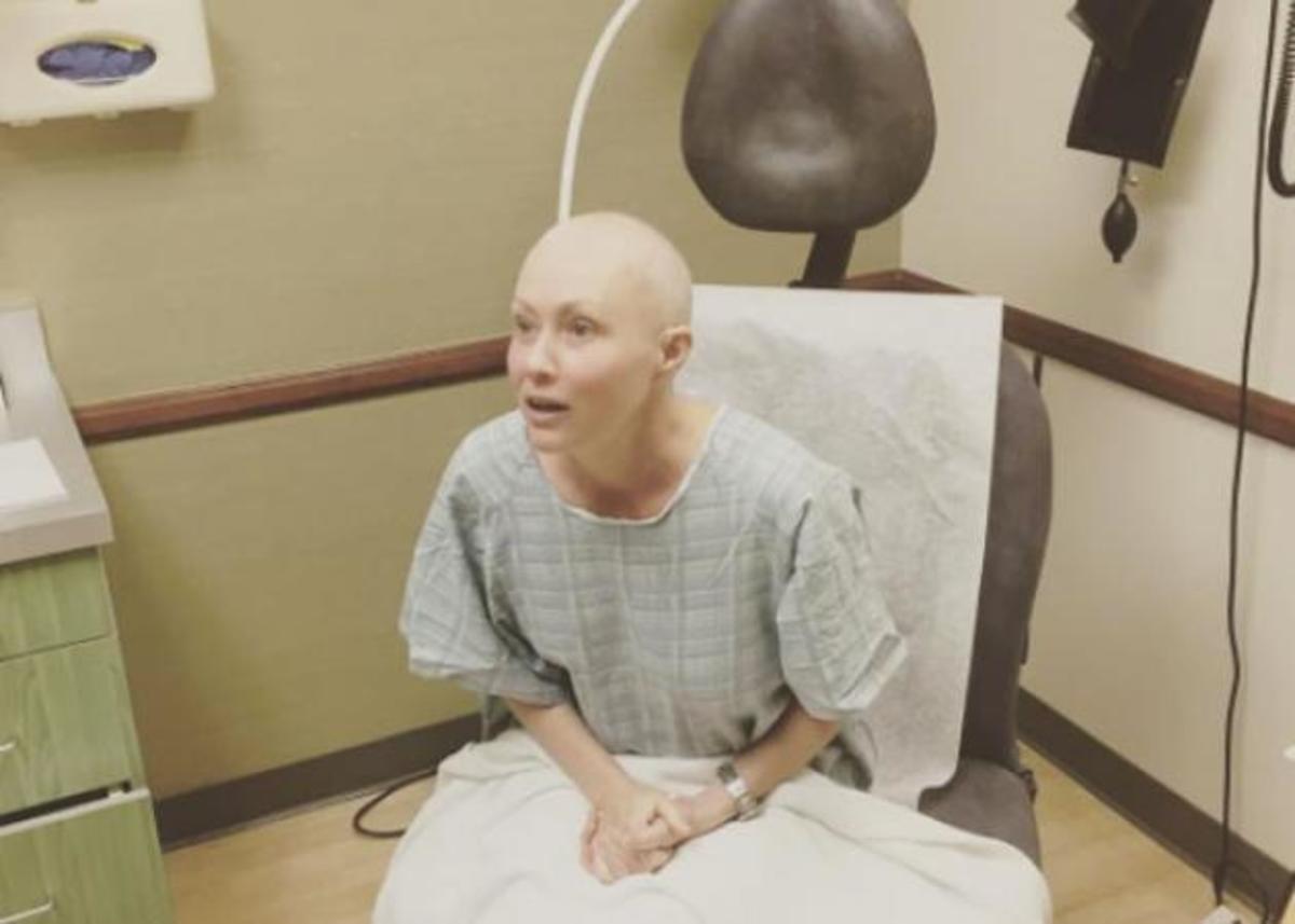 Shannen Doherty: Συνεχίζει τη μάχη με τον καρκίνο αλλά είναι χαρούμενη που μεγαλώνουν τα μαλλιά της [pics]