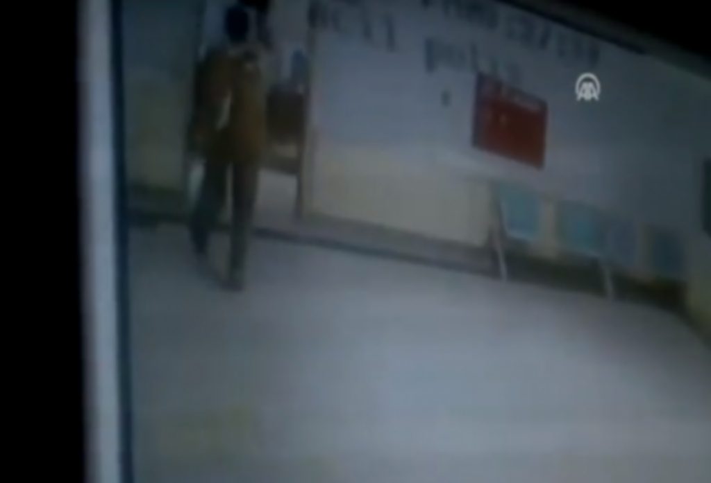 Ανατριχιαστικό βίντεο – Δολοφονία αστυνομικού μπροστά στην κάμερα