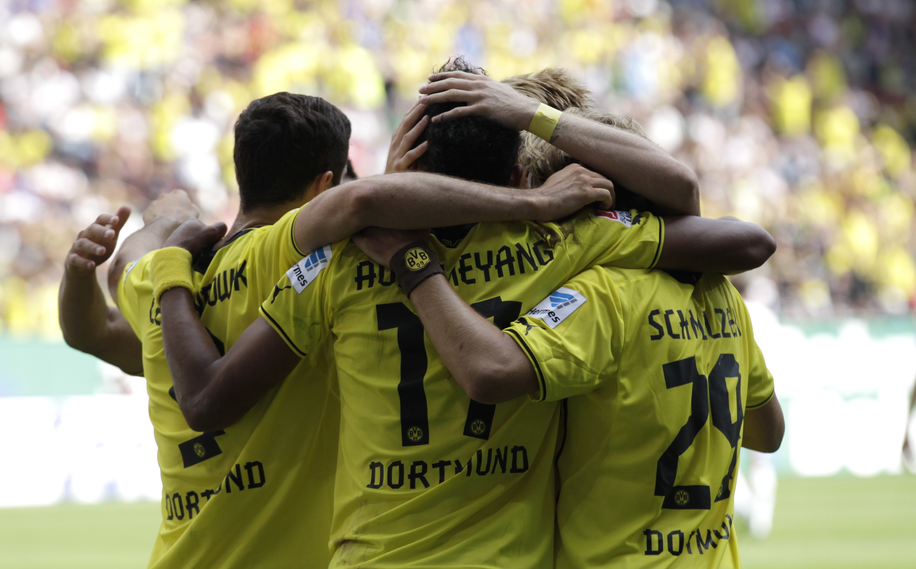 Οι παίκτες της Ντόρτμουντ πανηγυρίζουν το ένα από τα τρία γκολ του Ομπαμεγιάνγκ ΦΩΤΟ REUTERS.
