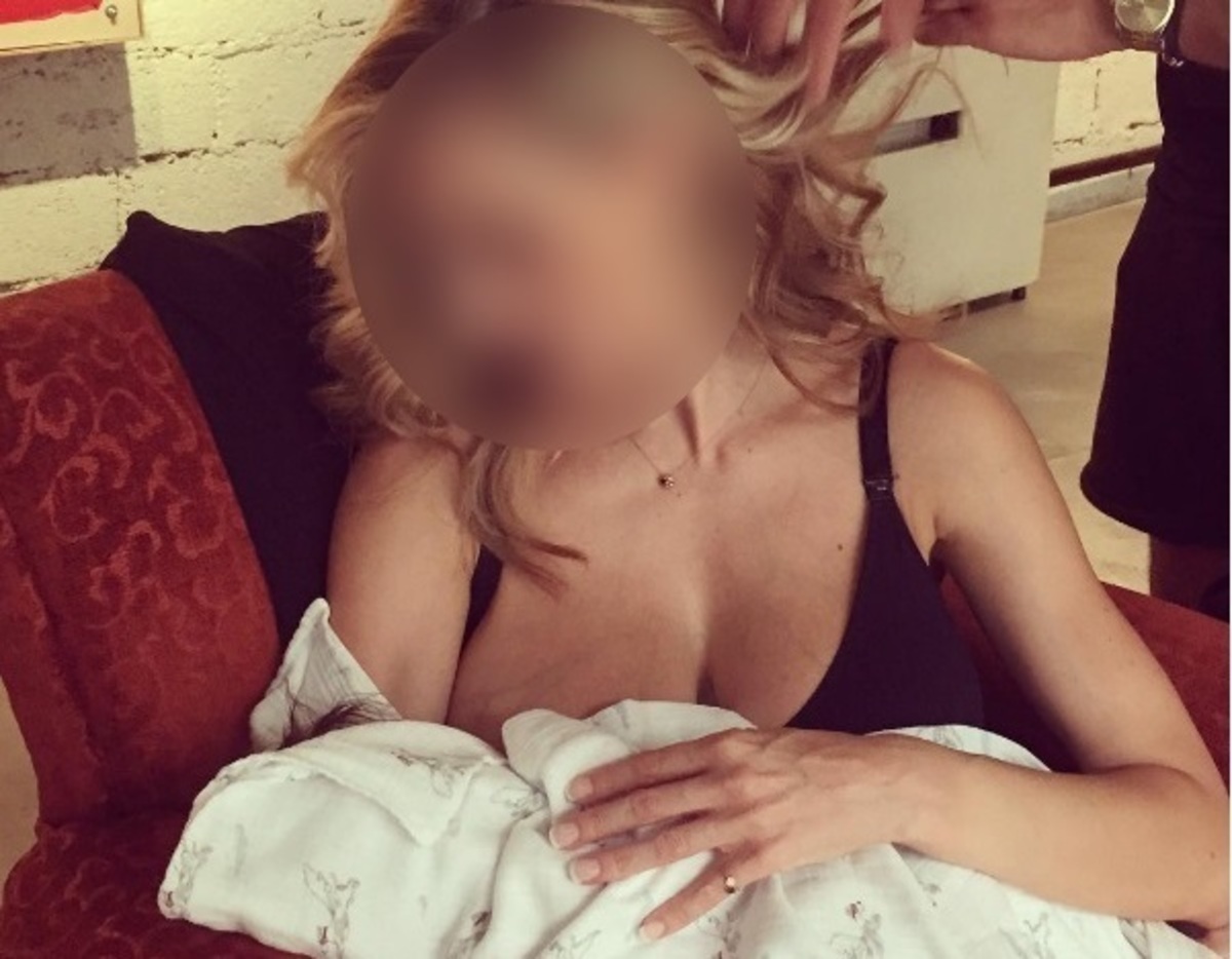 Πασίγνωστη Ελληνίδα ηθοποιός θηλάζει δημόσια την κόρη της!