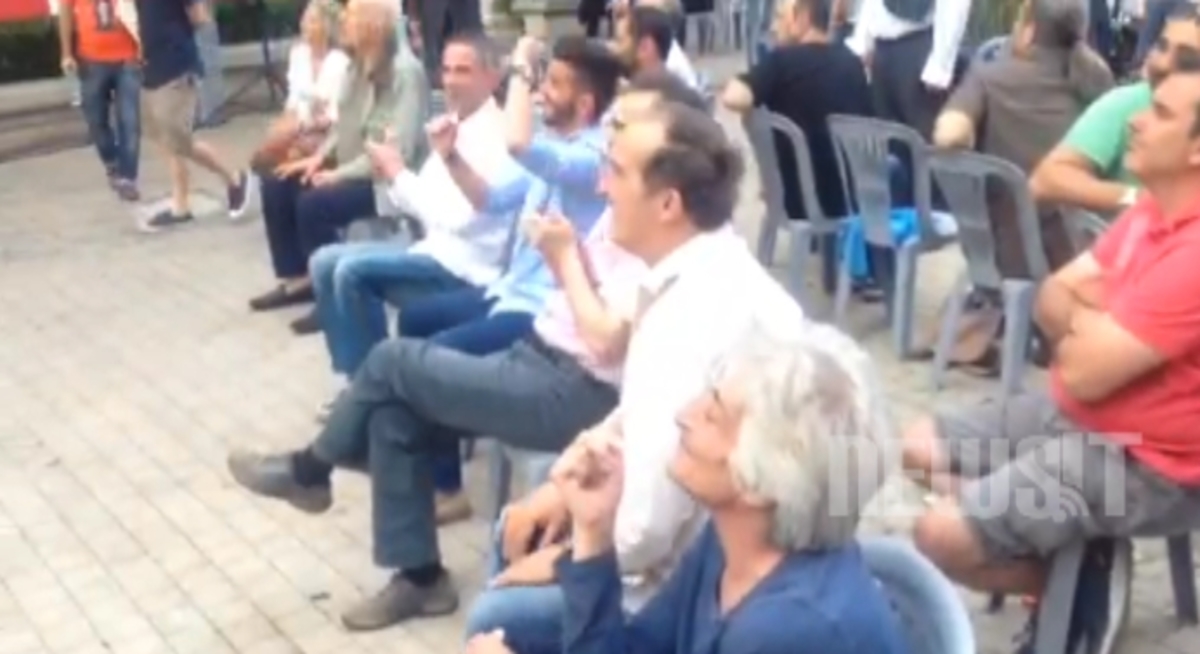 Συγκρατημένα χειροκροτήματα στην Κοραή