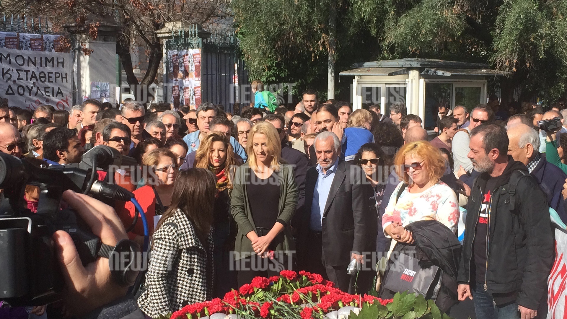 Πολυτεχνείο: Το κατακόκκινο γαρύφαλλο της Δούρου και η κραυγή “Αθάνατοι” – VIDEO