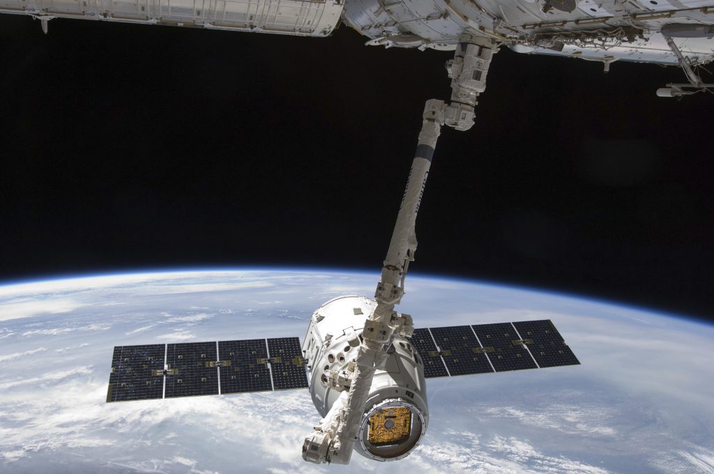 Το διαστημικό όχημα Dragon προθαλασσώθηκε κανονικά στον Ειρηνικό