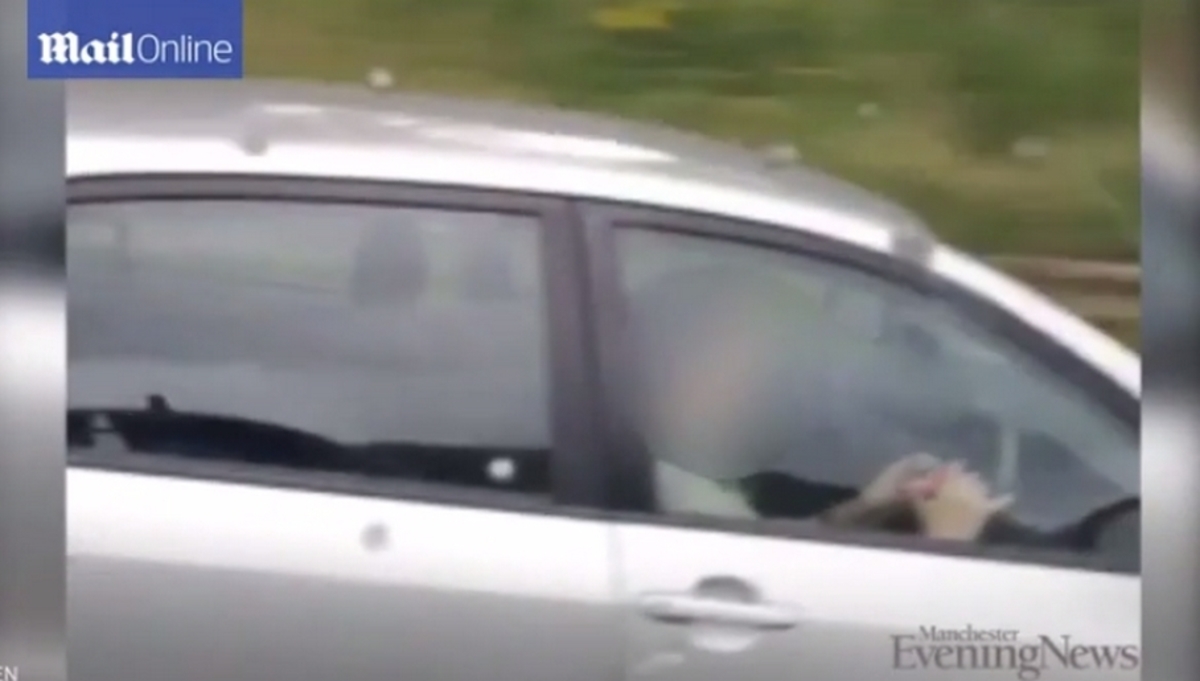 Απαράδεκτη! Έλυνε τον κύβο του Ρούμπικ ενώ οδηγούσε (ΒΙΝΤΕΟ)