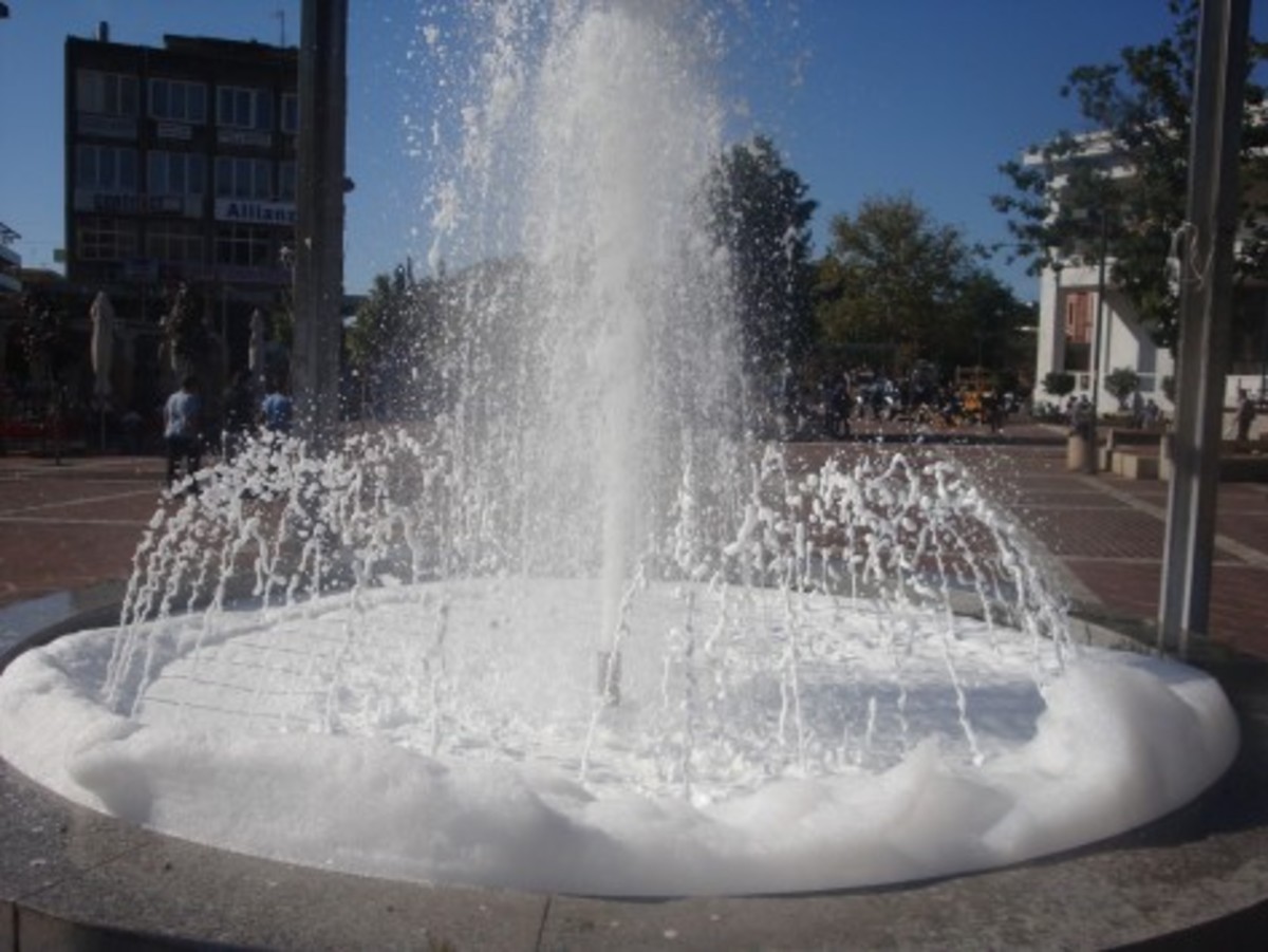 Τα συντριβάνια… άφρισαν