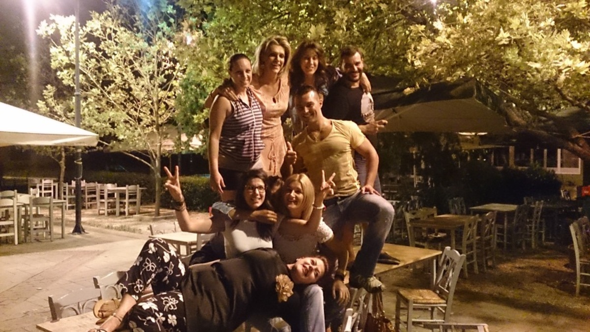 Το reunion της Σάσας Σταμάτη σε ταβέρνα της Μάνδρας