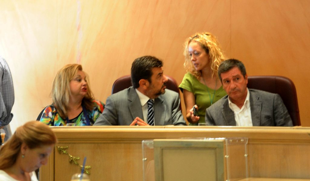 Διακόπηκε άρον άρον το δημοτικό συμβούλιο Αθηναίων μετά την ΠΝΠ για τα διαθέσιμα