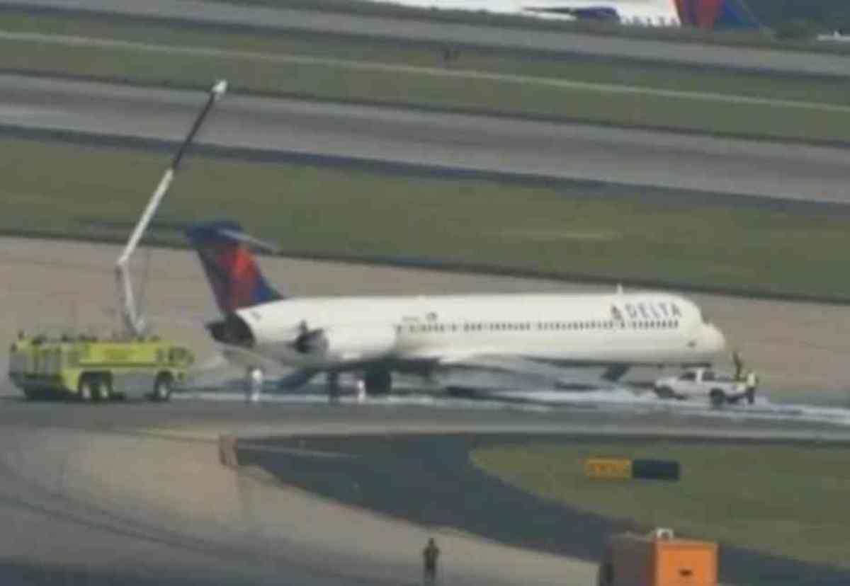 Αεροπλάνο έπιασε φωτιά στον αέρα! – Δείτε βίντεο