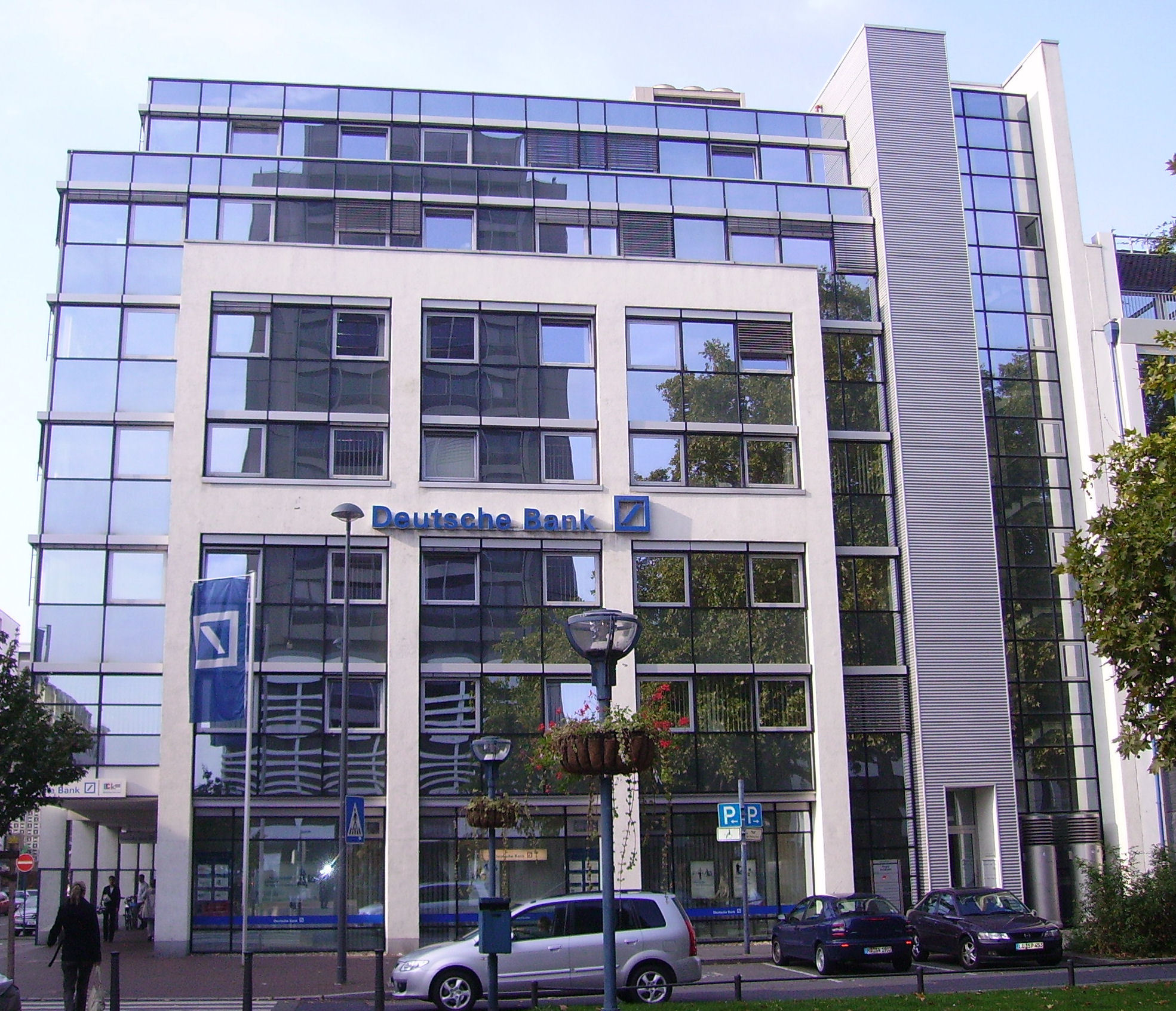 Η Deutsche Bank θα απολύσει 1.000 εργαζόμενους
