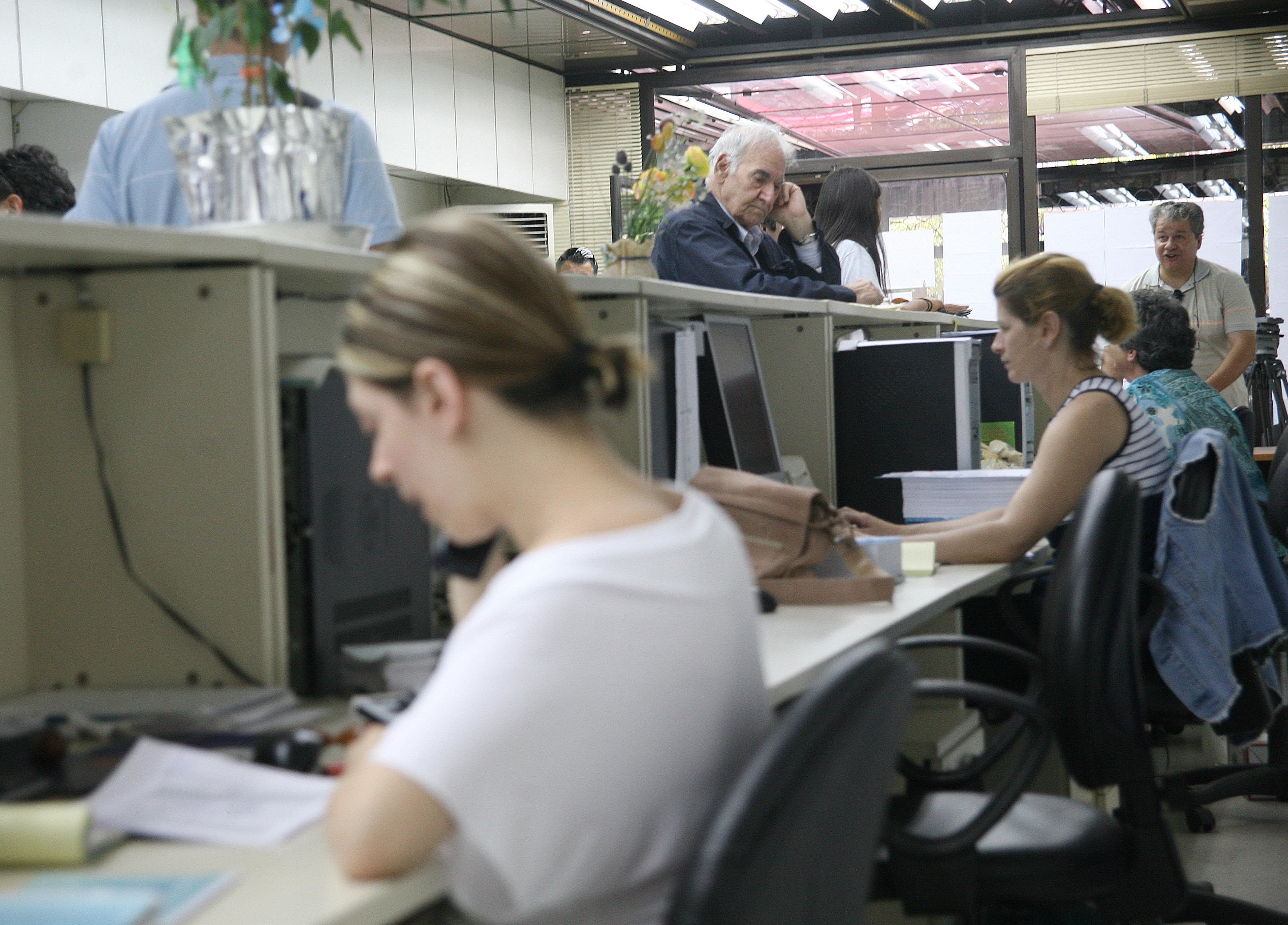 Σχέδιο να κόψουν 30.000 συμβασιούχους από το Δημόσιο