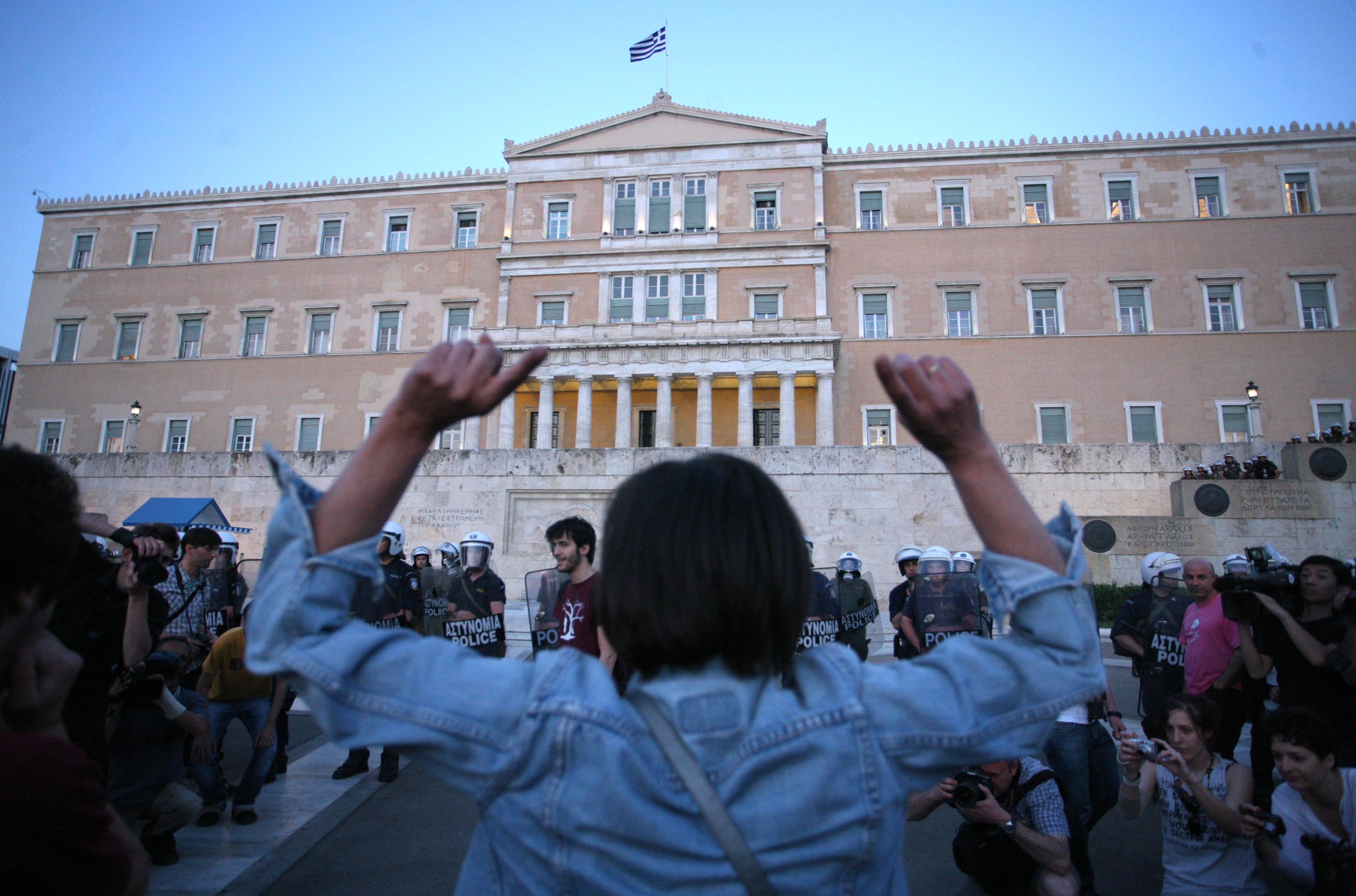 9 στους 10 εξοργισμένοι με τους πολιτικούς