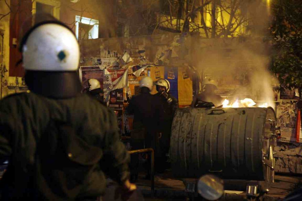 Φουντώνει άγρια η βεντέτα ανάμεσα στο ΚΚΕ και τους κουκουλοφόρους – Μπαράζ επιθέσεων σε γραφεία του κόμματος