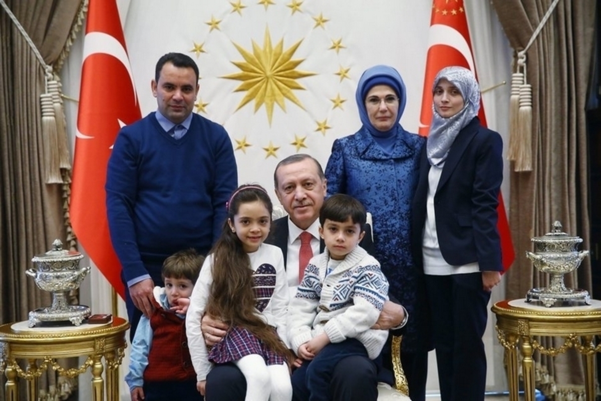 Η μικρή Bana στην αγκαλιά του Ερντογάν [pics, vid]