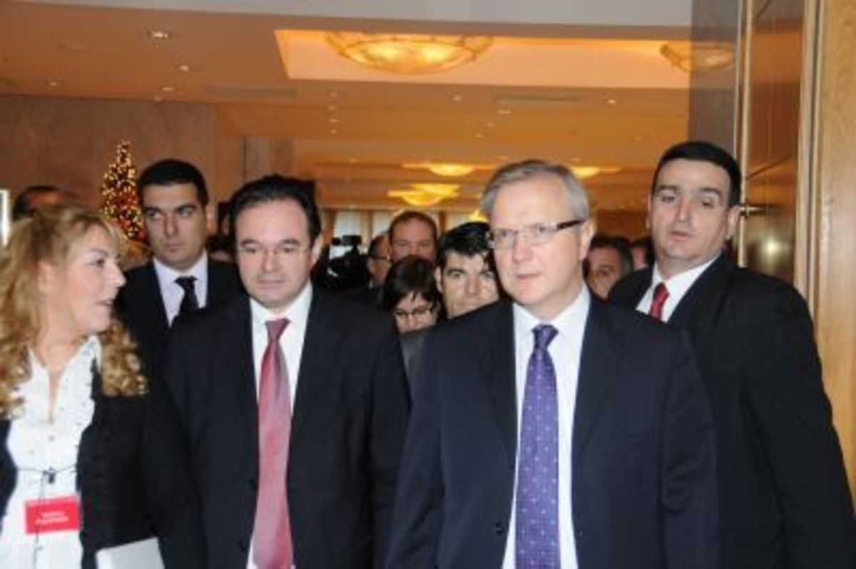 Όλι Ρεν : Αναβάλλεται για τον Ιανουάριο η έγκριση της επιμήκυνσης του δανείου