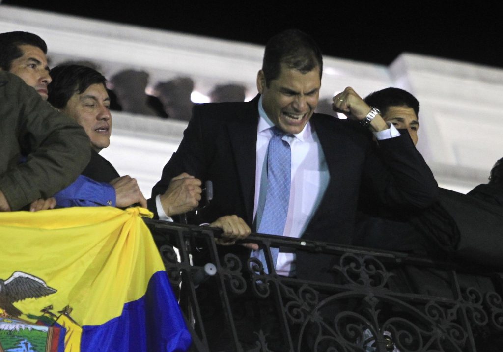 Ο Πρόεδρος του Ισημερινού Ραφαέλ Κορέα από τον εξώστη του προεδρικού μεγάρου πανηγυρίζει την επιστροφή του. ΦΩΤΟ REUTERS