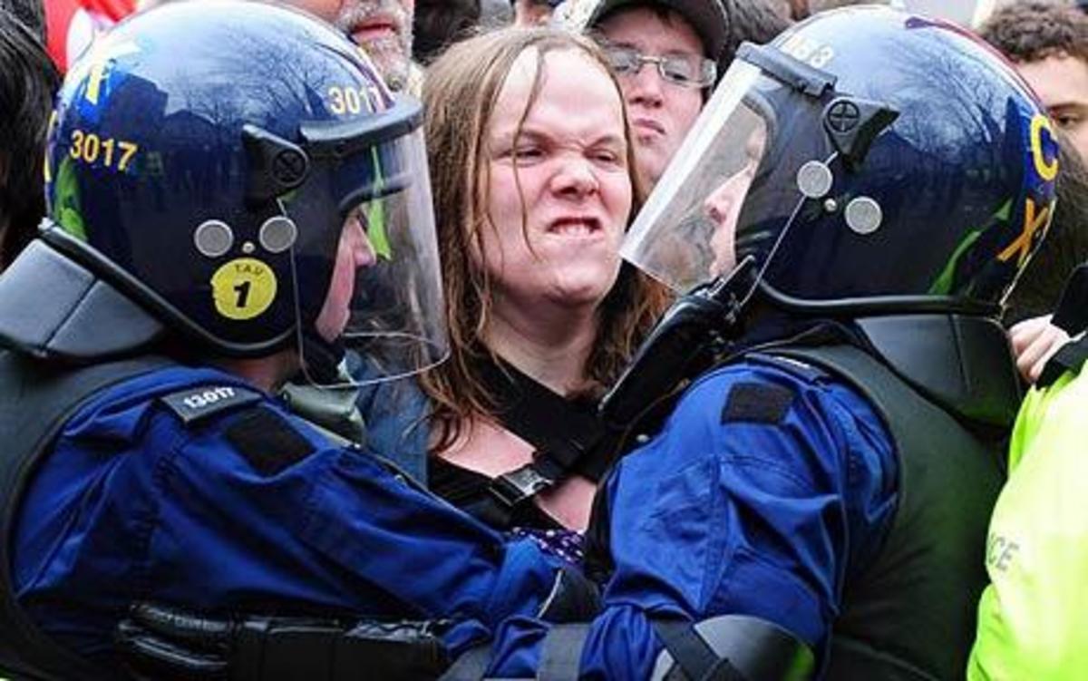 Βρετανία: Επεισόδια μεταξύ ακροδεξιών – αντιφασιστών