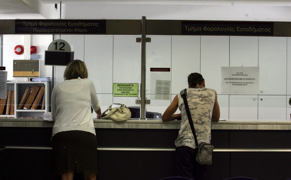 “Φρούρια” οι εφορίες για το φόβο ληστειών – 24ωρη φύλαξη απ’ την αστυνομία