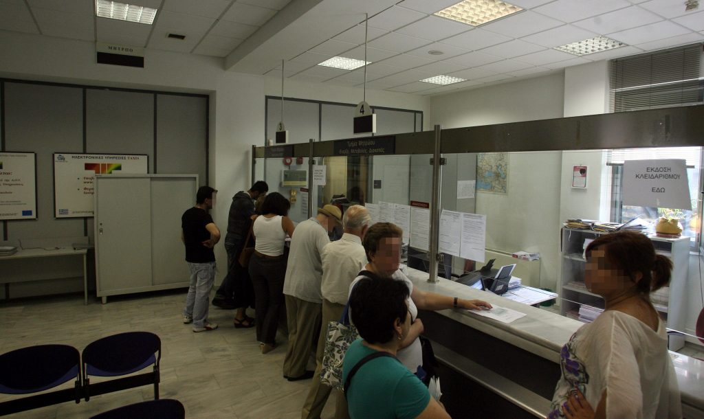 Δεν μειώνονται οι μισθοί εφοριακών και τελωνειακών