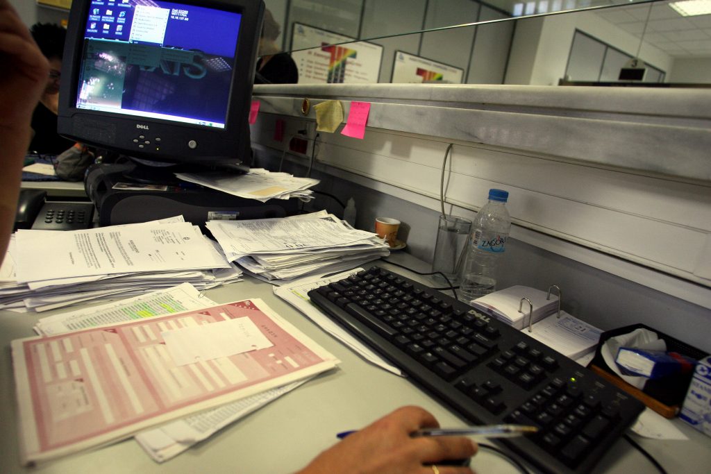 Μπλόκο στα έσοδα – Κατεβάζουν ρολά οι εφοριακοί