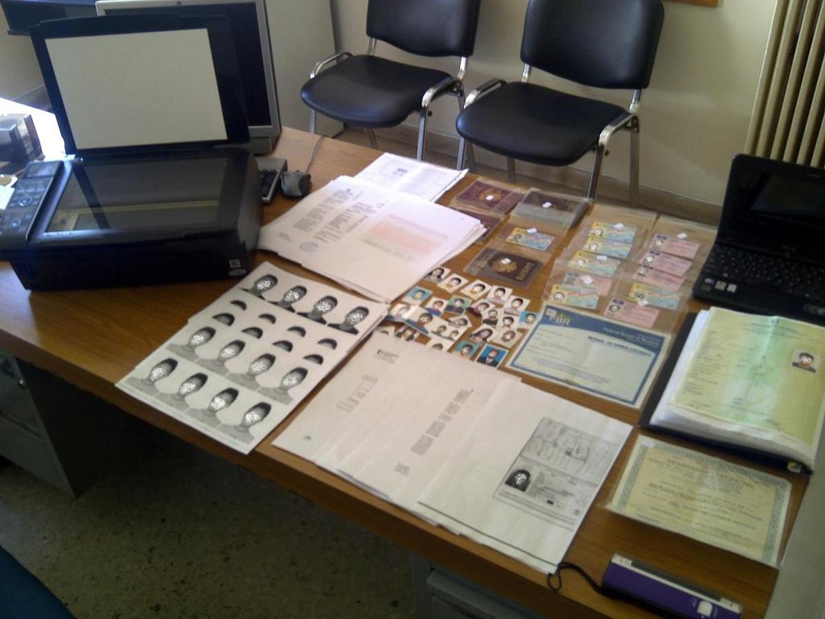 Εργαστήριο κατασκευής παράνομων εγγράφων έστησαν αλλοδαποί