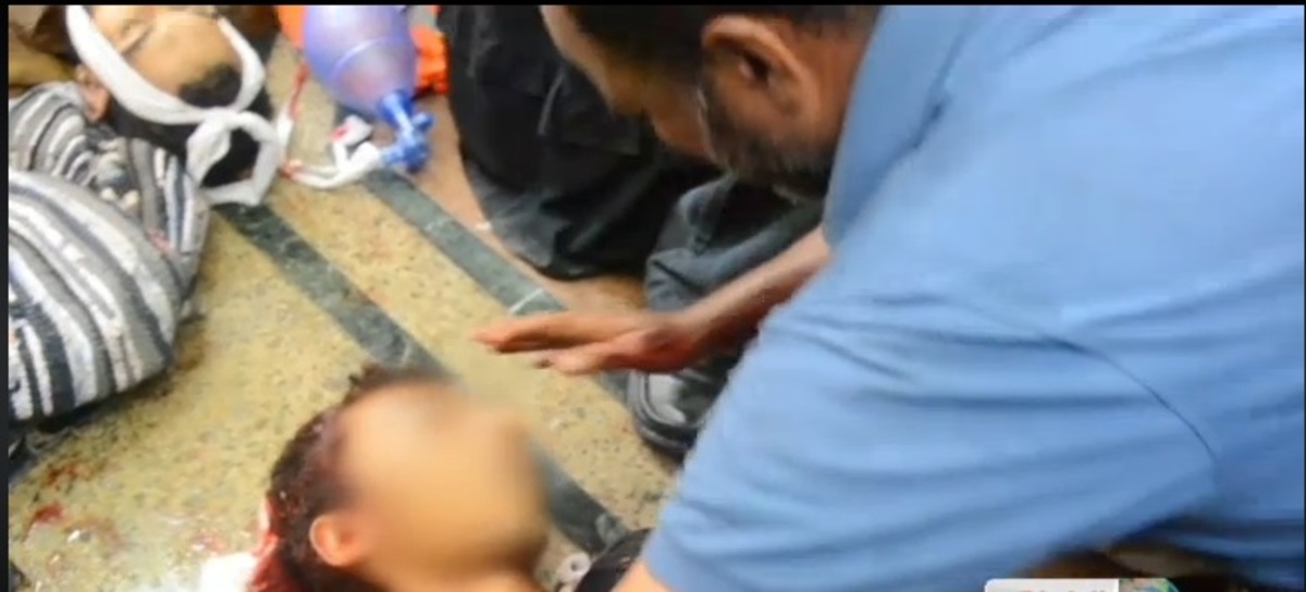 Αίγυπτος: Ο σπαραγμός του πατέρα που βλέπει το γιο του νεκρό – ΒΙΝΤΕΟ