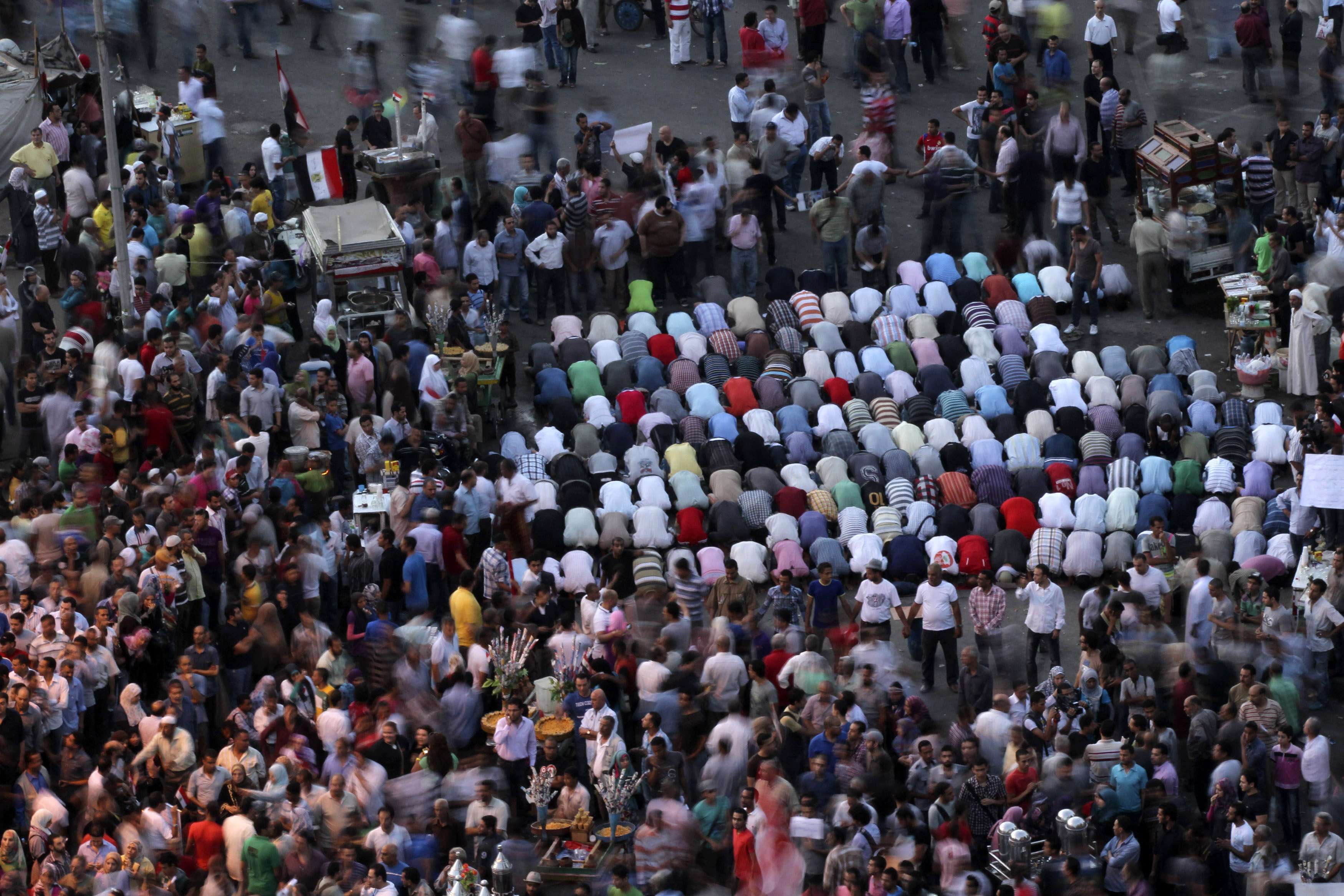 Στους δρόμους χιλιάδες Αιγύπτιοι πολίτες για τα ισόβια του Μουμπάρακ