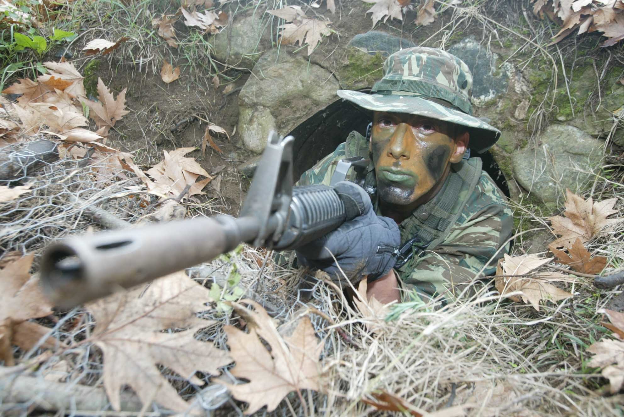 “Λευκή σημαία” η κυβέρνηση για τις περικοπές, στα “χαρακώματα” οι στρατιωτικοί