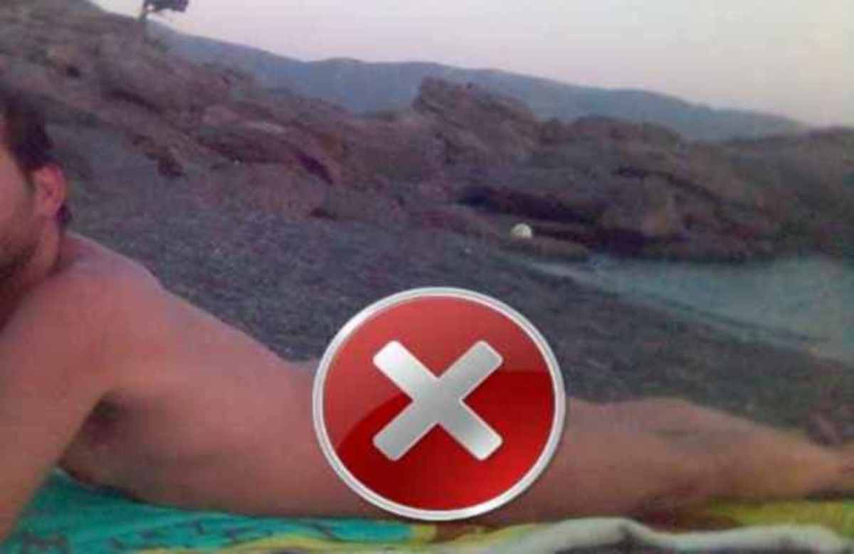 Παρουσιαστής ειδήσεων ολόγυμνος στην παραλία!