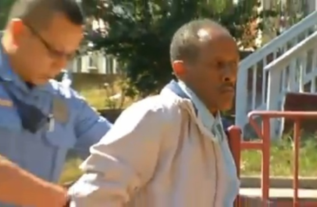 Έσκισε την εικόνα της Παναγίας προκαλώντας τρόμο σε πιστούς που προσευχόντουσαν