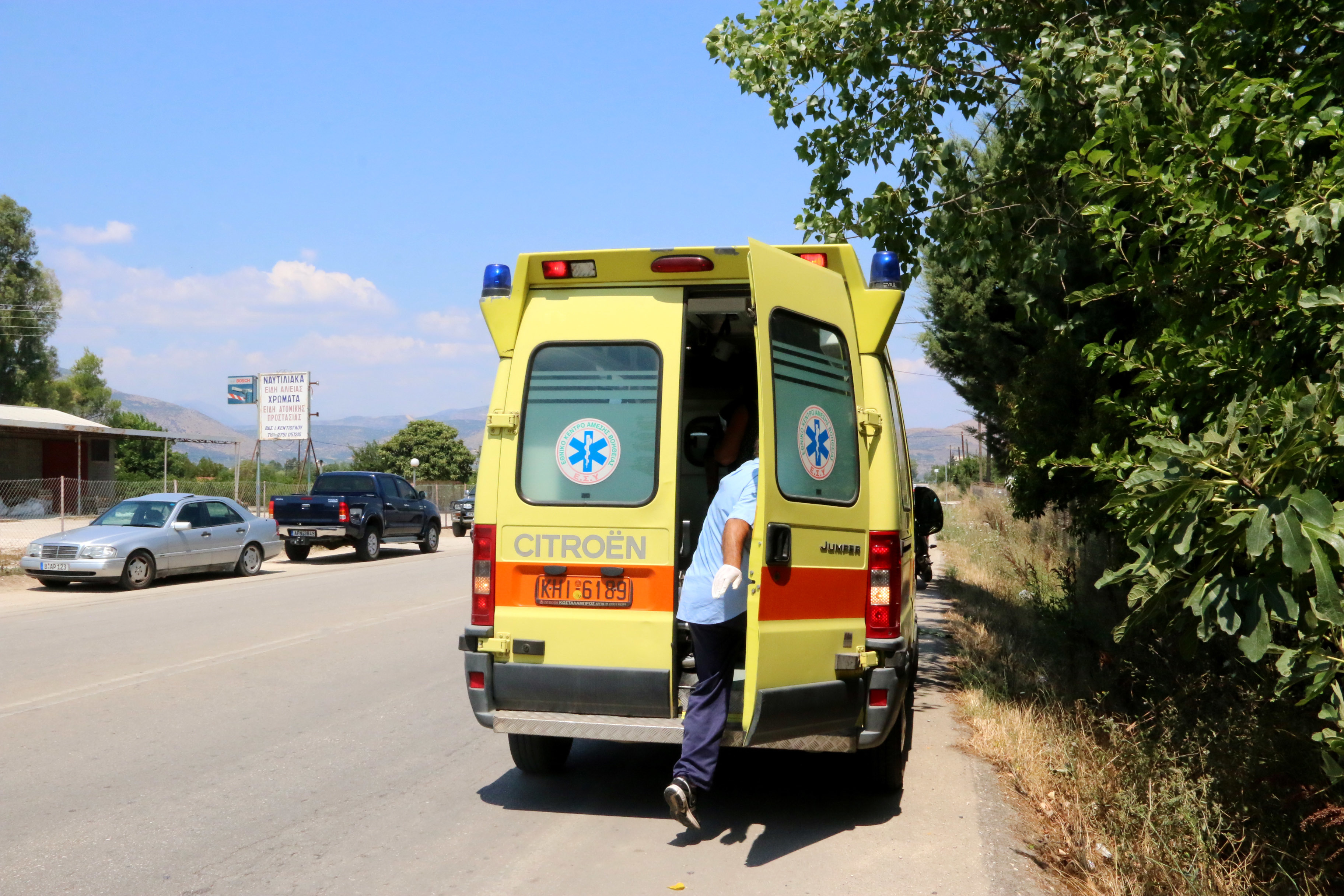 Νεκρή η 30χρονη που παρέσυρε αυτοκίνητο – Ξεψύχησε πριν φτάσει στο νοσοκομείο