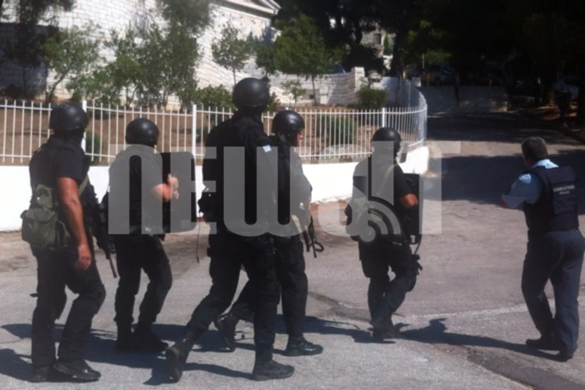 ΤΩΡΑ: Μεγάλη επιχείρηση ΕΚΑΜ και αστυνομίας στην Κηφισιά για να συλλάβουν τον δεύτερο ληστή της οικίας Δώνη!