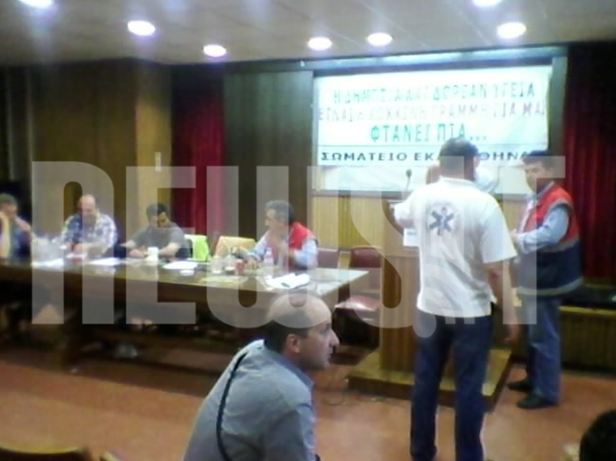 Κατάληψη από υπαλλήλους του ΕΚΑΒ μέχρι να πάρουν τα δεδουλευμένα