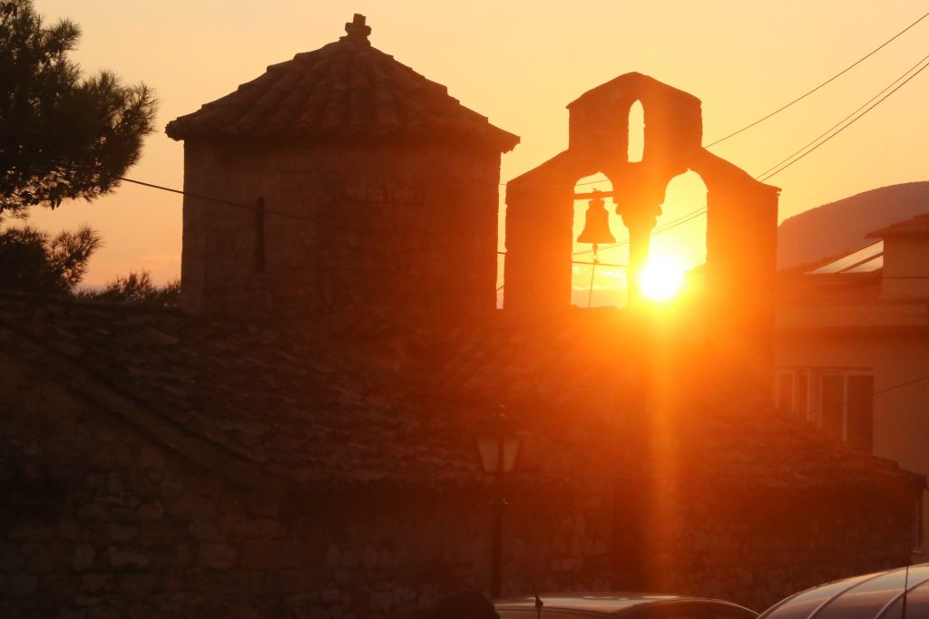 Από το μικροσκόπιο του… ΣΔΟΕ η αμύθητη κληρονομιά που άφησε ηλικιωμένος στην εκκλησία