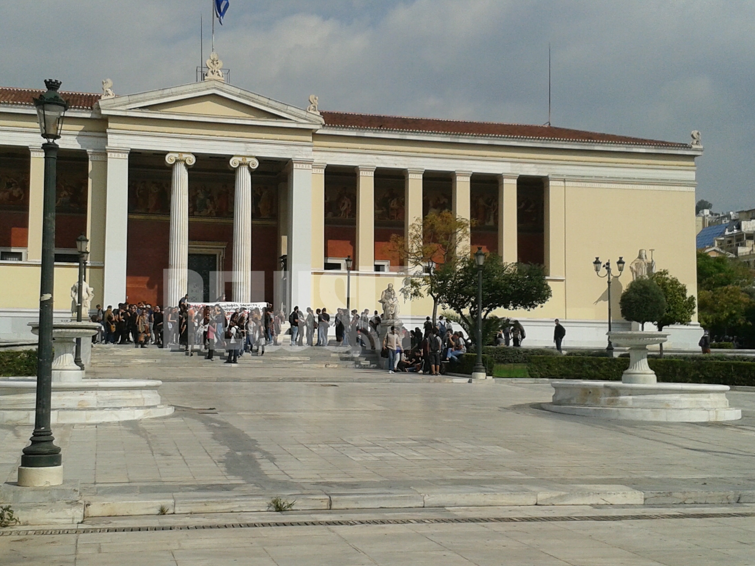 Γιατί έκλεισε η πρυτανεία του ΕΚΠΑ – Διμοιρία των ΜΑΤ επί τόπου