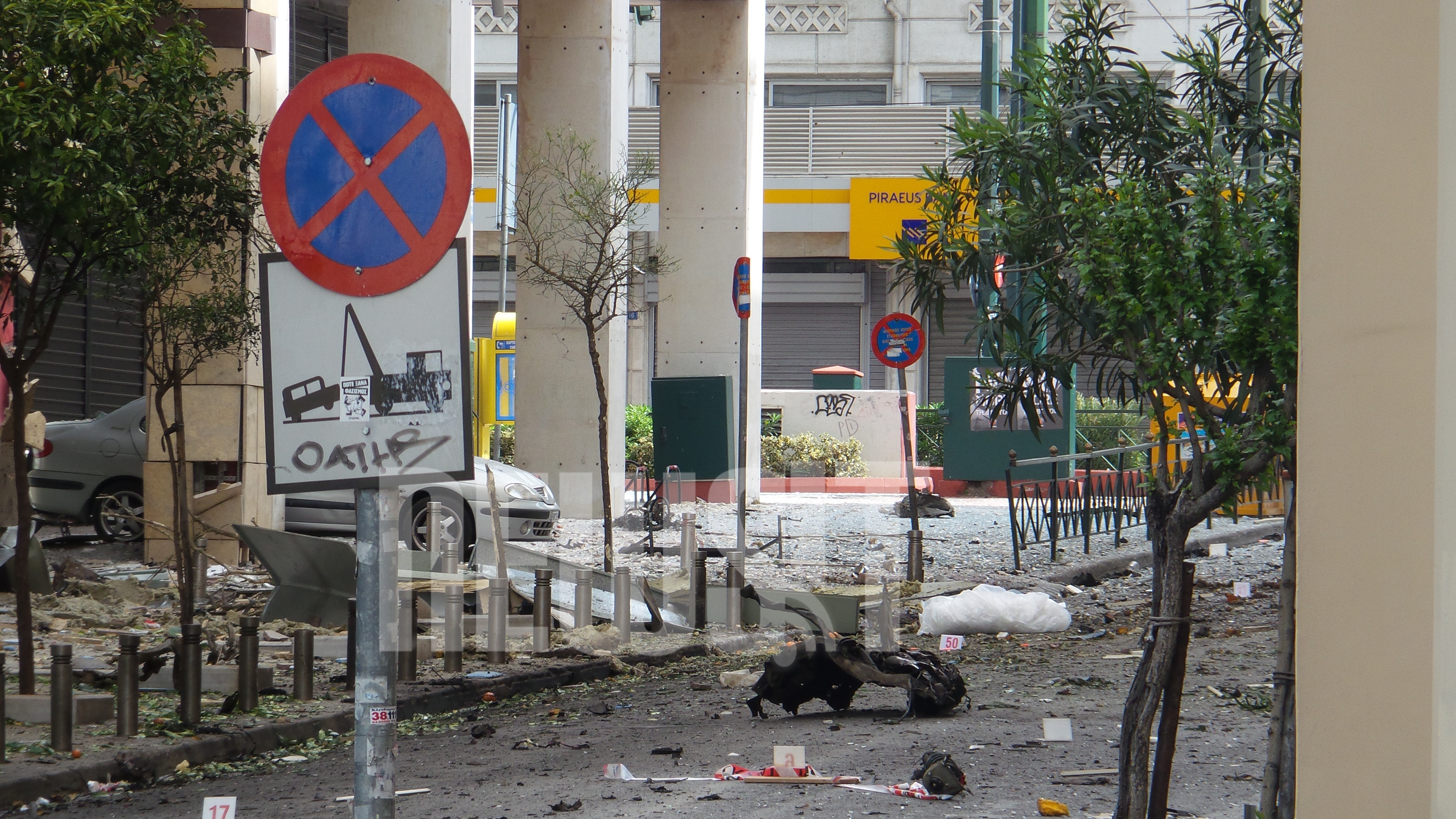 Με το εκρηκτικό της νοικοκυράς “χτύπησαν” οι τρομοκράτες στο κέντρο της Αθήνας – Ο άνδρας μυστήριο με το κράνος που πάρκαρε το παγιδευμένο αυτοκίνητο