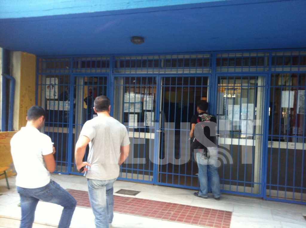 Κουκουλοφόροι έκαψαν κάλπη σε εκλογικό κέντρο στα Εξάρχεια