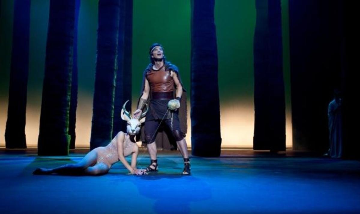 Δεν θα πιστέψετε ποια είναι το σεξι ελάφι δίπλα στον Σάκη Ρουβά