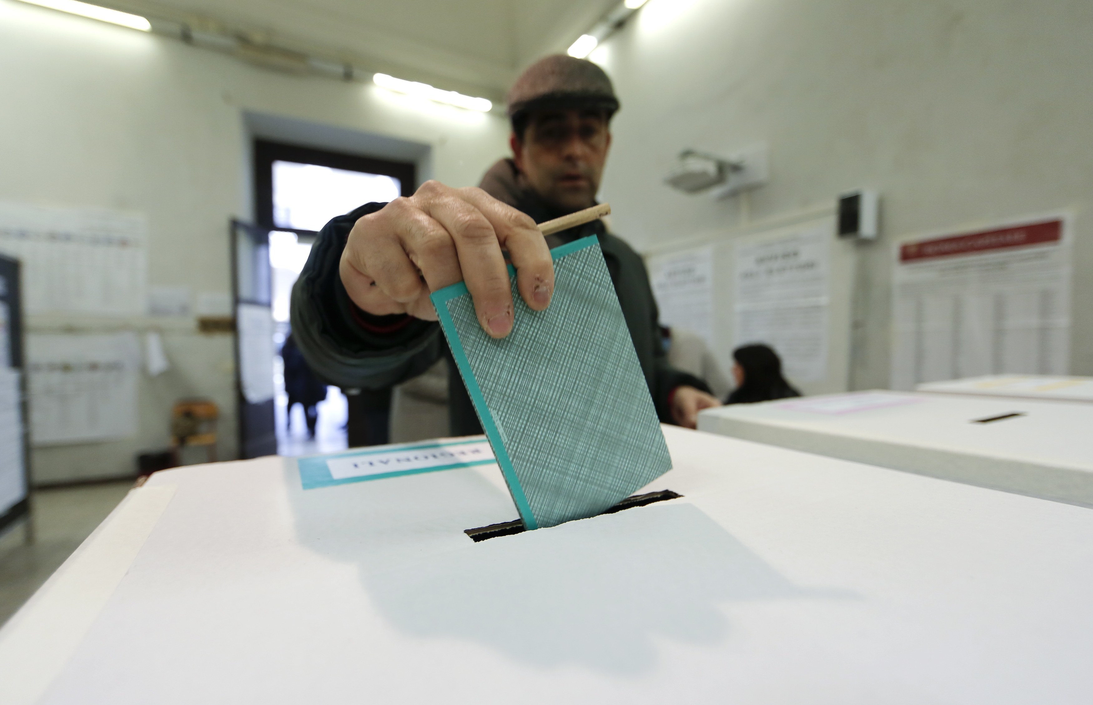 Μειωμένη η συμμετοχή στις ιταλικές εκλογές