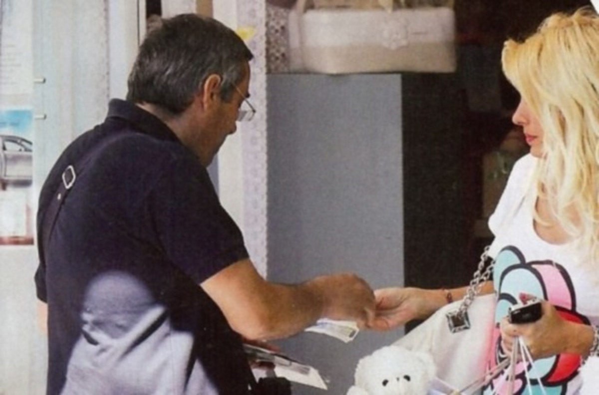 Η Ελένη Μενεγάκη αγόρασε λαχείο στην Κηφισιά