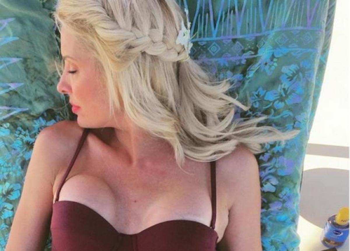 Ελένη Μενεγάκη: Οι σέξι πόζες στη Νάξο και η παρέα του αδερφού της! Φωτό