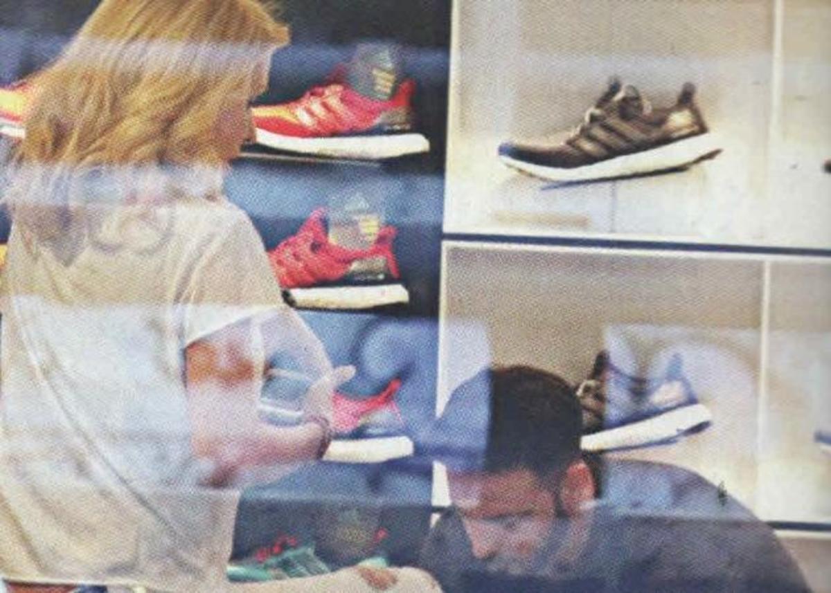 Shopping Therapy για την Ελένη Μενεγάκη! Δείτε την να δοκιμάζει αθλητικά παπούτσια!