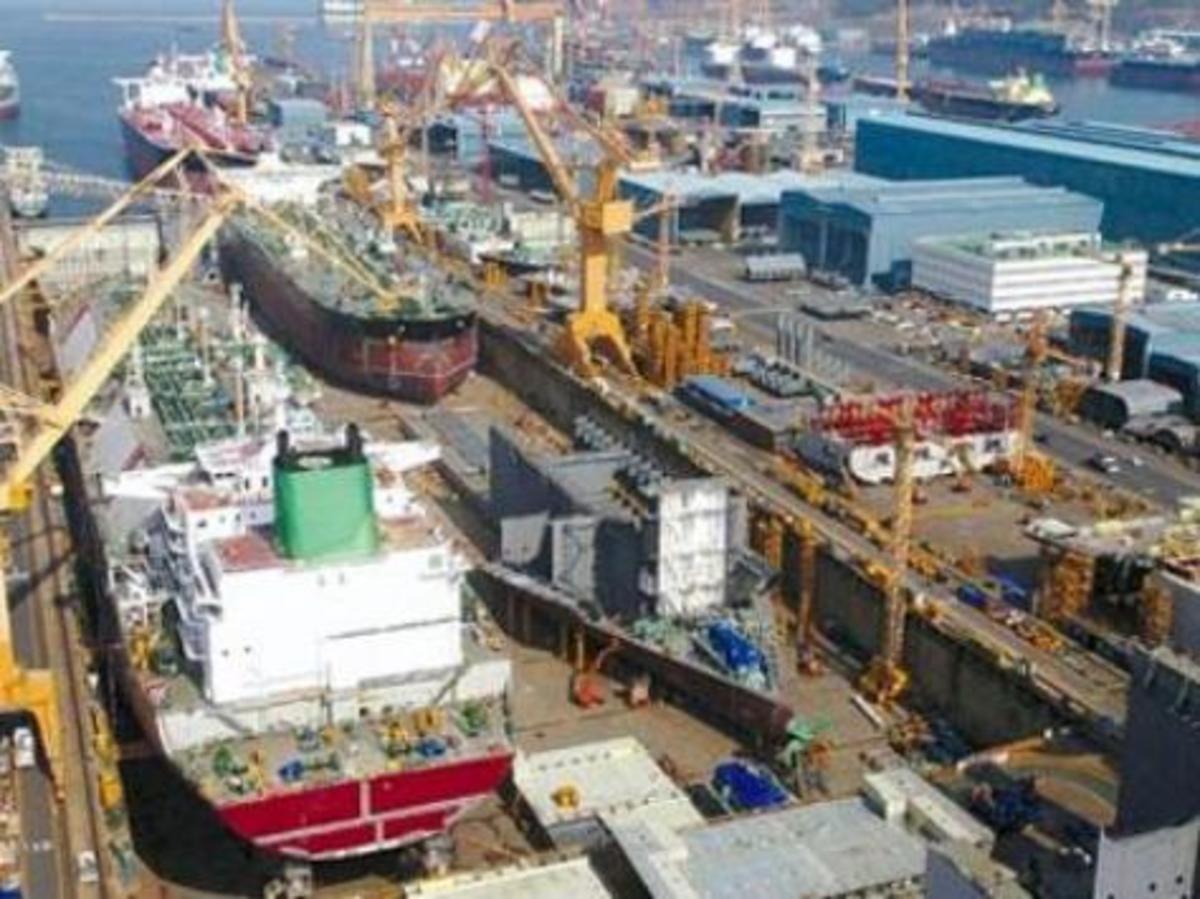 Ναυπηγεία “σώζονται”,το ΠΝ “βουλιάζει” και οι τράπεζες ζητούν μείωση μισθών στρατιωτικών!Υπάρχει σχέση