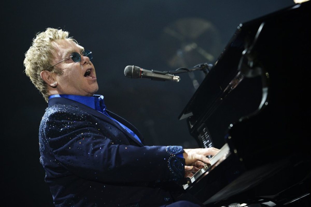 Απίστευτη τούμπα του Elton John on camera (BINTEO)