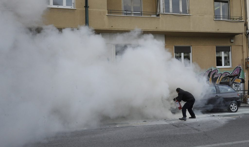 Συνελήφθη 46χρονη για 16 εμπρησμούς αυτοκινήτων και μοτοσικλετών
