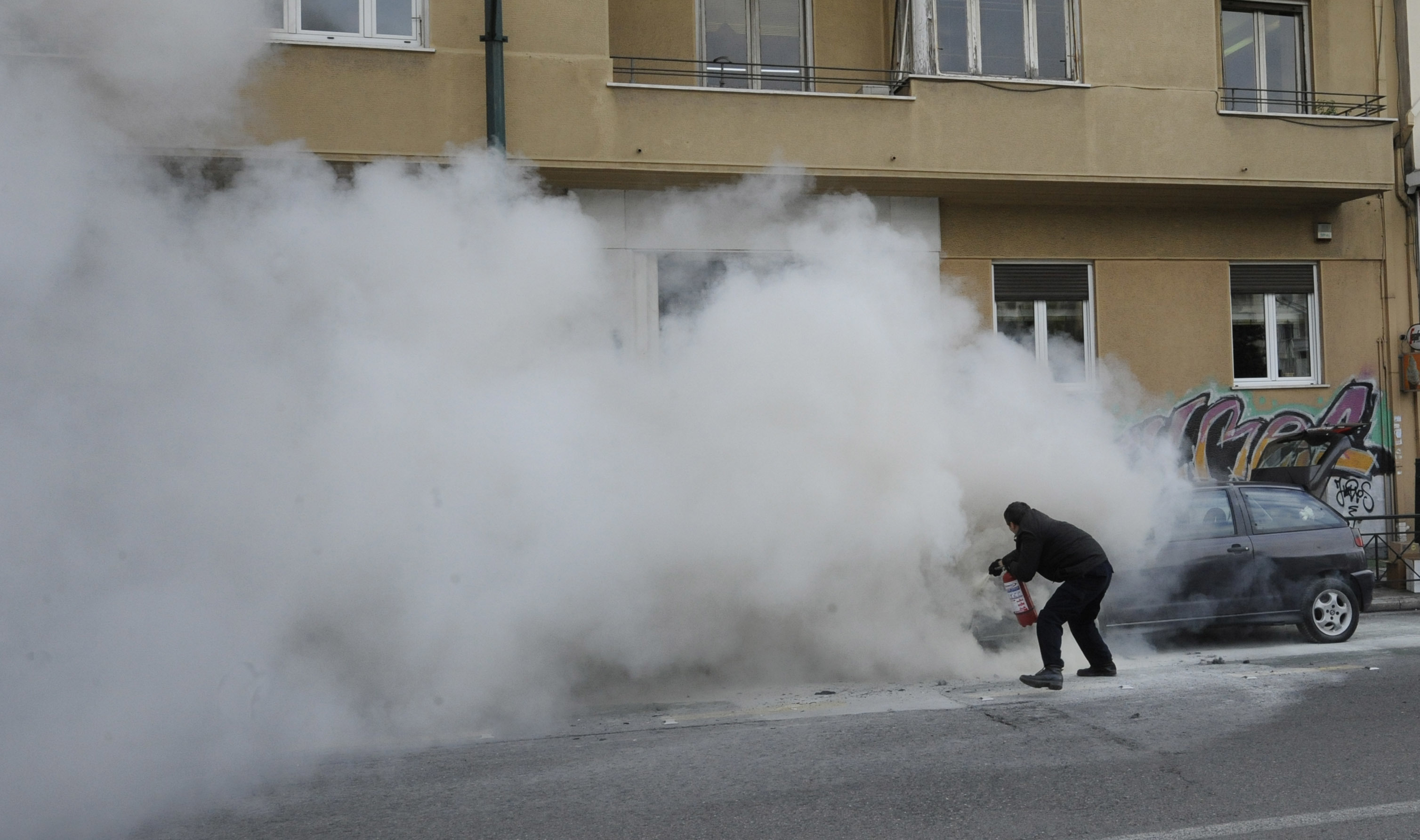 Συνελήφθη 46χρονη για 16 εμπρησμούς αυτοκινήτων και μοτοσικλετών