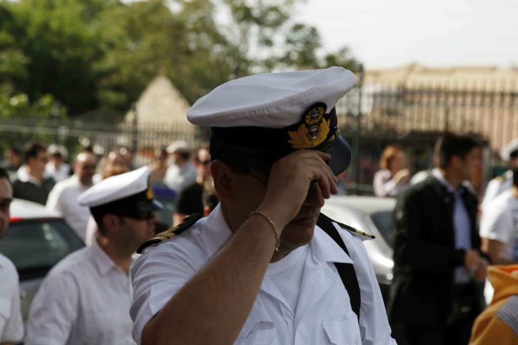 Η παρακμή των ένστολων πολιτών δεν είναι μόνο οικονομική…