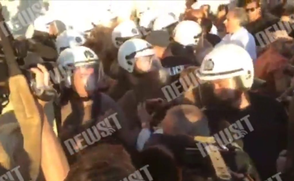 Διαδηλωτές προσπαθούν να φτάσουν στο περιστύλιο της Βουλής – Φράγμα από αστυνομικούς