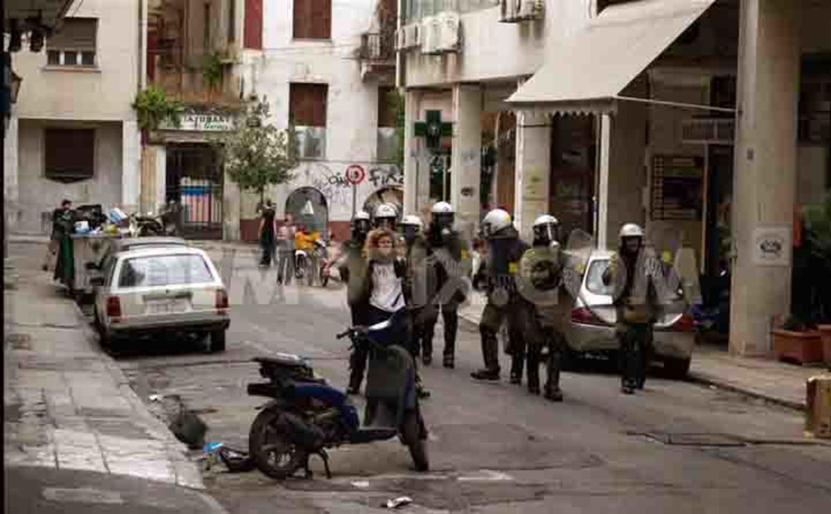 Τα ΜΑΤ χρησιμοποιούσαν διαδηλωτές ως ανθρώπινες ασπίδες