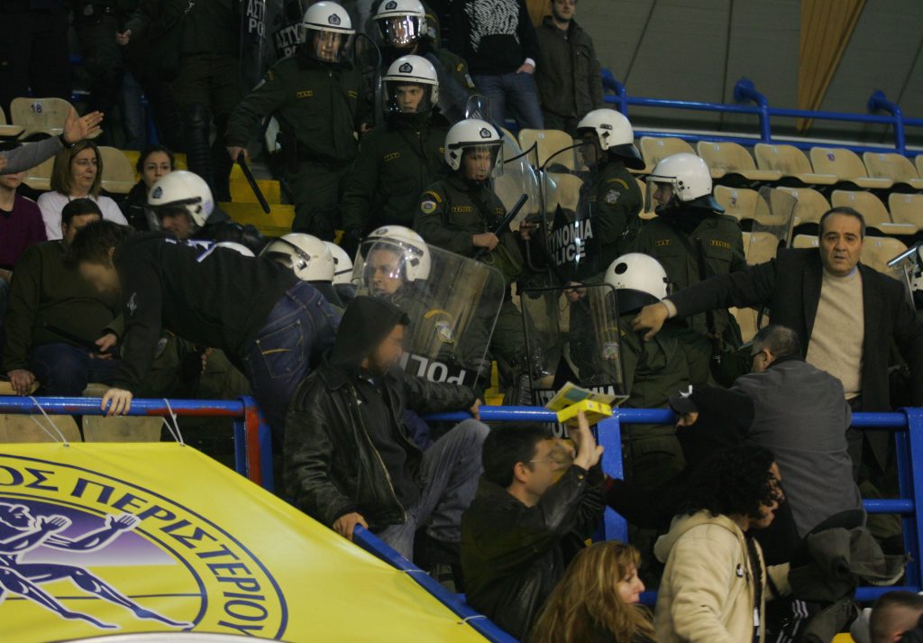 Οι εικόνες ντροπής στο κλειστό του Περιστερίου στοίχισαν ακριβά