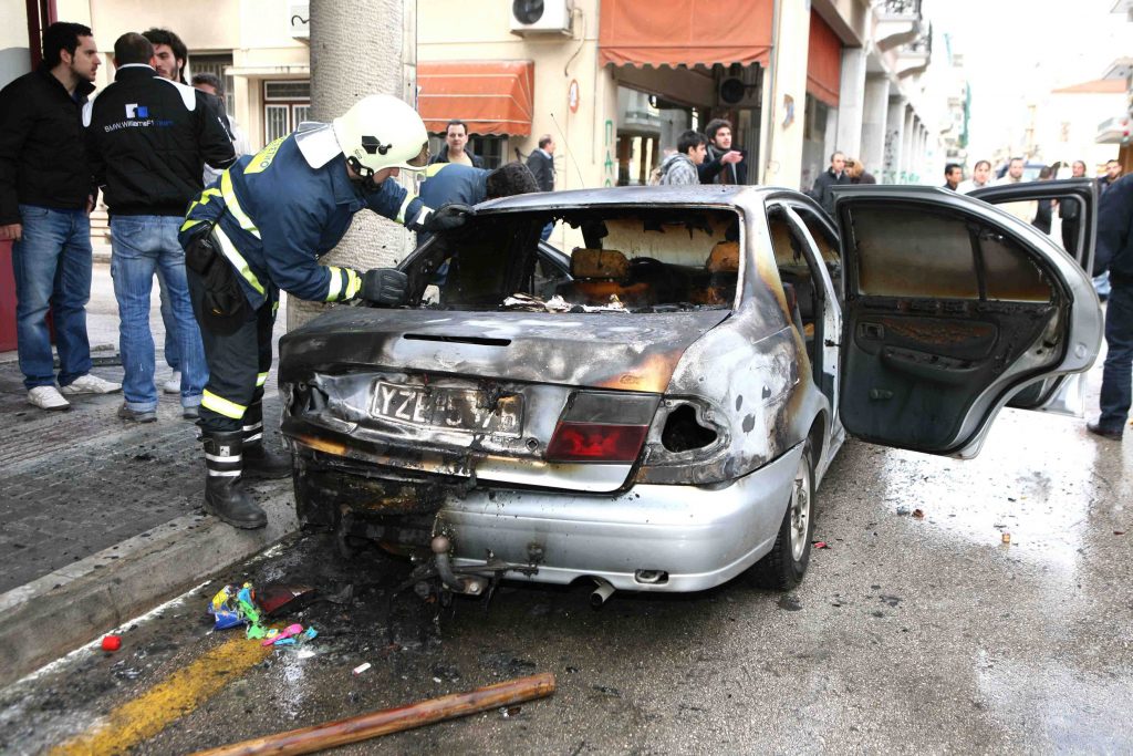 Βομβαρδισμένο τοπίο θύμιζαν οι δρόμοι της Πάτρας μετά τα επεισόδια